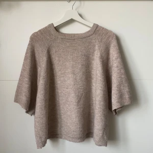 Beige stickad tröja - Beige stickad tröja med trekvartsärmar, likt den från & Other Stories🥰 Väldigt skön och bra skick!!💞