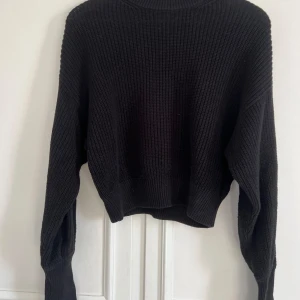 Stickad tröja  - Stickad tröja med avsmalnande ärm, så snyggt och perfekt att kunna ha smycken över