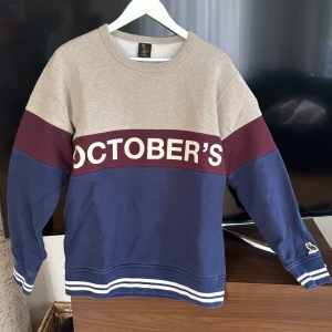 Drake x OVO Colorblock crewneck - !OVO colorblock Crewneck! Collectors item/limited edition item/ Använd enstaka gånger Säljs för 600$ och upp på andra sidor men vill bli av med denna snabbt, pris kan diskuteras vid snabb affär.