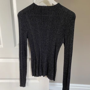 Glittrig topp - Säljer denna glittriga topp från Stockh LM i storlek S🤍