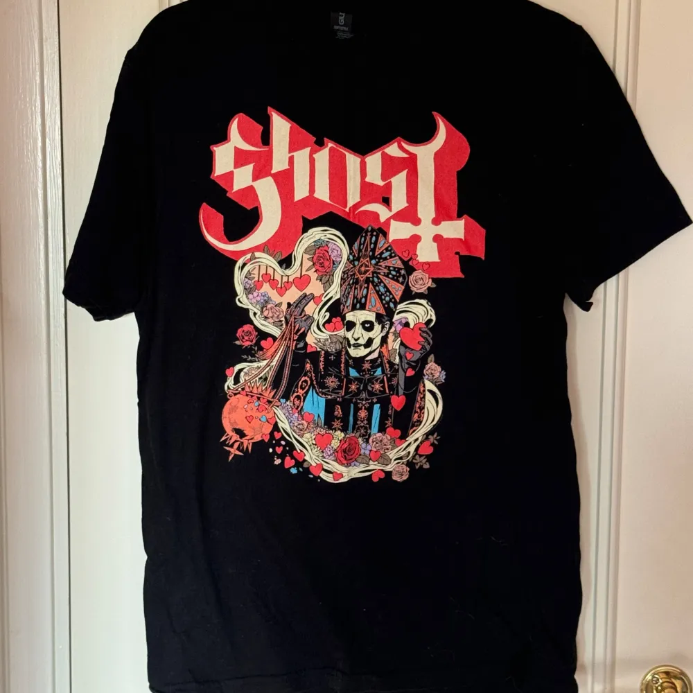 Ghost bandtröja säljes. Köptes på EMP under alla hjärtans dag. Så var en exklusiv tröja. Använt 1 gång starka färger. Unisex S.  Katter finns i hemmet. T-shirts.