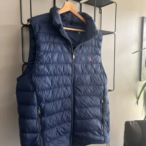 Ralph lauren väst  - Riktigt fet Ralph lauren väst, bra till hösten/våren. Passa inte mig skit bra därför ja säljer den. Skick 10/10 pris kan sänkas