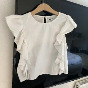 Söt topp - Jätte fin topp till salu som används ca 1 gång🤍jätte fint skick och jätte fin topp som passar till allt!!