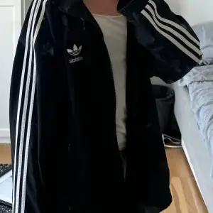 Adidasjacka i storlek XL men passar typ mig som har s. Det beror på hur man vill att den sitter