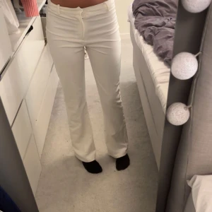 Vita kostymbyxor - Nästan aldrig andväna. Skriv privat för fler bilder. 