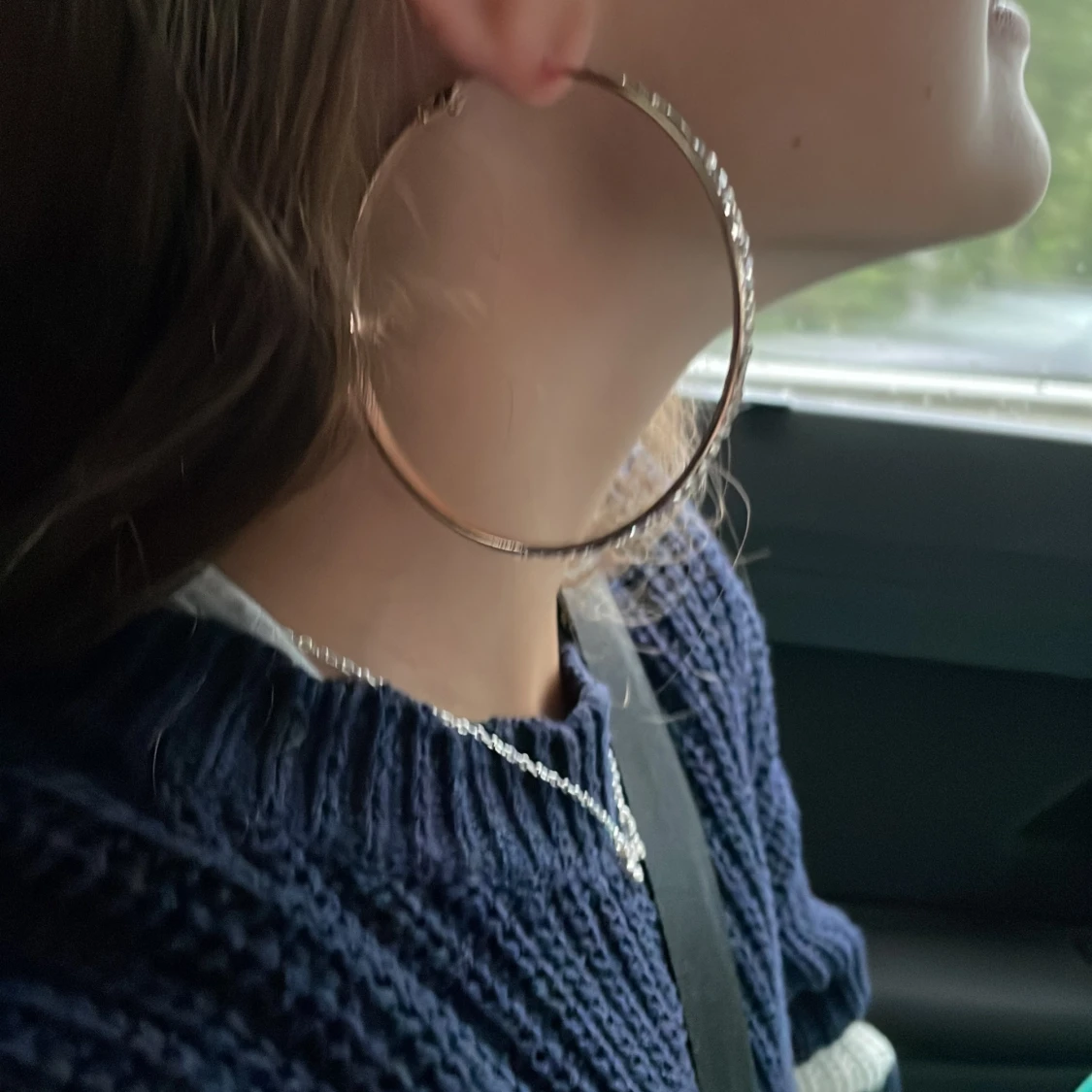 Stora guldiga hoop-örhängen med stenar - 93