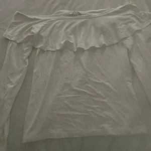 Of- shoulder volang tröja - En jätte snygg tröja med lite volanger, använt nåra få gånger, as snygg!!🤍