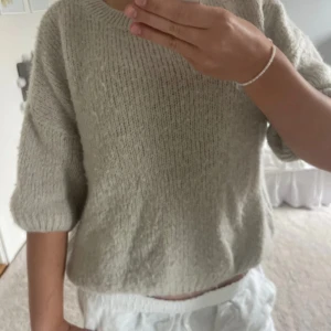 Stickad t-shirt - Beige stickad T-shirt. Bra skick. Varm o mysig på vintern