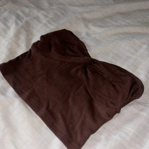 Topp - Detta är en fin topp utan band som går över brösten och ner till naveln💞det finns en Knut i mitten som gör att hela toppen blir finare, säljes pågrund av att jag ej har användning för den 