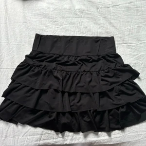 Kjol - Säljer denna svarta kjolen från H&M, kids 170 då den inte används.❤️