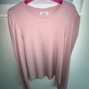 Superfin tajt rosa långärmad med lite puffärm💞 - Tröjan är använd ca 5 gånger men är inget fel med den så den är som ny!