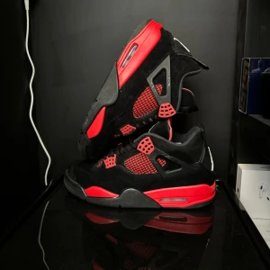 Jordan 4 red thunder - Jordan 4 red thunder, några repor som man kan fylla i med en svart penna så ser man inte dom. Storlek: 44 pris: 1000 med box: 1015