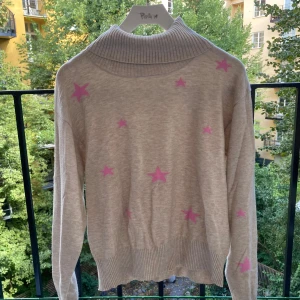 Fin polotröja💕 - Säljer denna jättefina polotröjan med rosa stjärnor på😍 inte använt många gånger då den inte har kommit till användning💕 