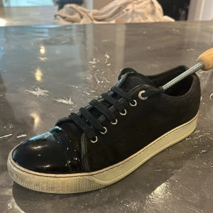 Lanvin - Hej säljer minna lanvin, dom är tyvär lite för stora, det är okej skick på bara att snörene att tyvärr klippta längs ut på dom men går ju såklart att köpa nya eller behålla dom som är på, annars är det okej skick inga stor märken eller hål🙂