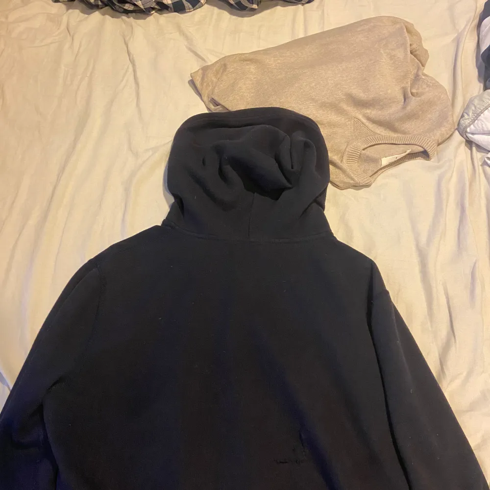 Fet Ralph lauren zip som ej kommer till användning  Nypris runt 1,4, ett litet hål i tröjan på ryggen som har sytts ihop . Hoodies.