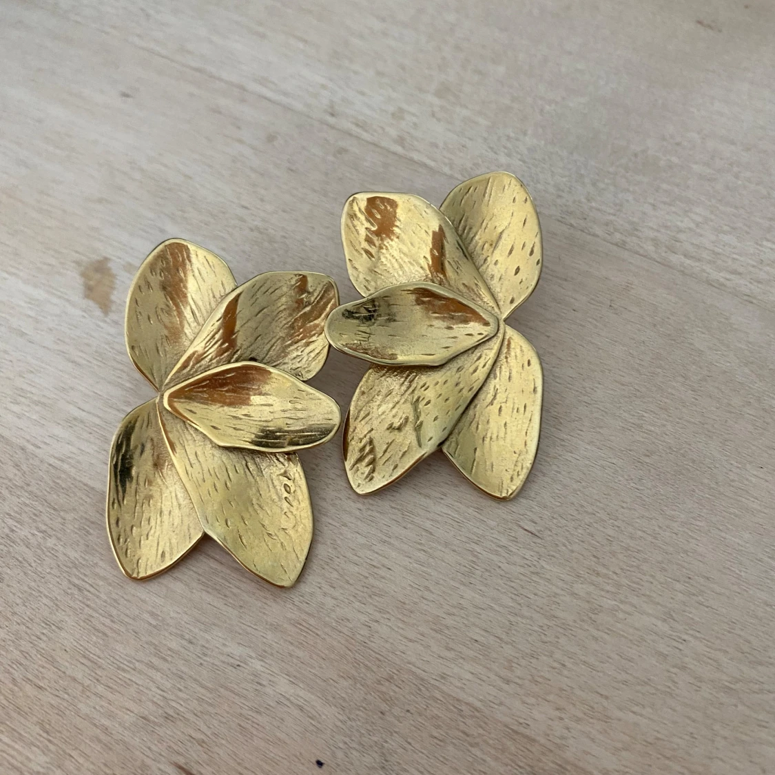 Guldörhängen i form av blommor