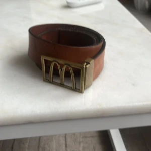 McDonalds bälte  - Säljer mitt exklusive McDonalds bälte då det inte kommer till användning, bältet går ej att köpa och är sällsynt. pris kan diskuteras 