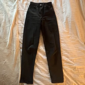 Mörkgrå jeans - Säljer min favvojeans som tyvärr är försmå för mig.