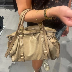 Miu Miu handväska ✨✨ - Säljer min snyggaste väska som jag älskar 😍😍✨✨✨Hör av dig om du har funderingar! FÖRST TILL KVARN‼️