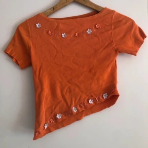 Orange topp - Köpt second hand och aldrig använt! Jätte fin och har en väldigt stark och fin färg som inte riktigt gick att fånga på bild. Den har ingen lapp så vet inte vart den är från. Skulle säga att den är small eller medium men den är väldigt stretchig!