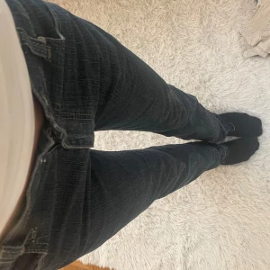 Midwaist jeans  - Jätte fina jeans i mörkblått köpte på second hand. Obs knappen är trasig men går att sy fast en ny💓☺️midja 40-42cm, jeansen är långa jag är 180🥰
