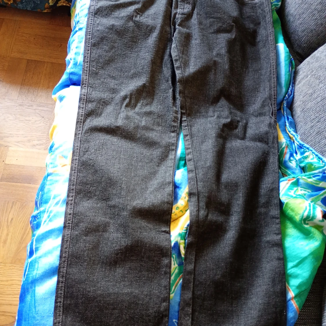 Dam jeans svarta stl 24 resår i midjan. - 90