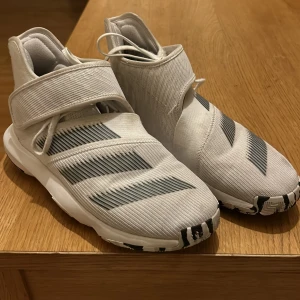 Adidas basket skor - Ett par basket skor av märket adidas de har en liten fläck men går förmodligen att tvätta bort jag har inte försökt då jag växte ur de.