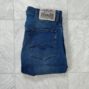 Replay Jeans - Säljer nu dessa otroligt snygga Replay Jeans i den eftertraktade modellen Jondrill (Slim/Skinny) | Jeansen är i bra skick | Storlek: 31/34 | Nypris: 1900 kr | Hör av er vid minsta fråga eller fundering :)