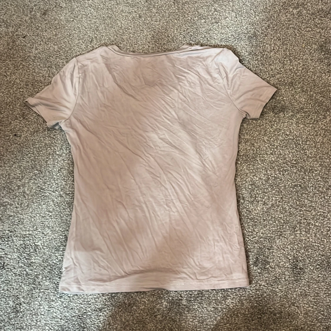 Beige t-shirt med fjärilsmotiv från Shein - 90
