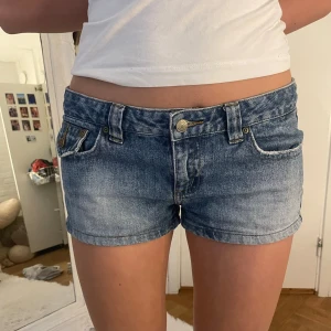 Lågmidjade jeansshorts  - Jätte fina jeansshorts köpta secondhand, tyvärr för små för mig. Skulle säga att dom passar både Xs och S. 
