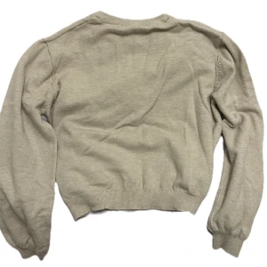 Mjuk tröja till hösten - En kräm färgad lite tjockare mjuk långärmad tröja perfekt till höst eller vinter. Inga defekter❤️ Från pull&bear!! Har ingen bild på men tog från många vinkar och positioner🫶 ställ gärna frågor❤️✨