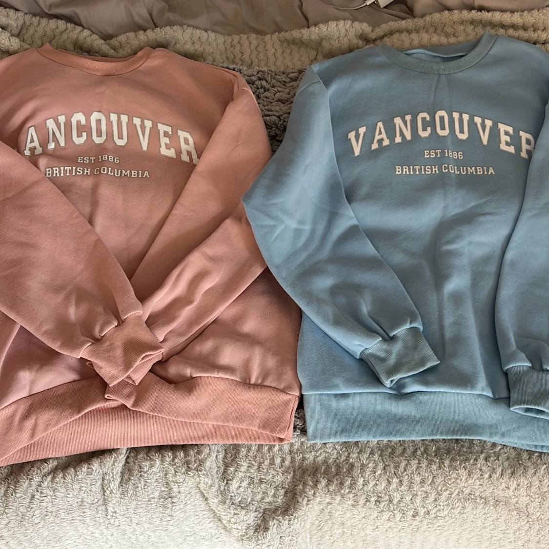 Två tjock tröjor en rosa och en blå 