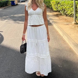 Vit långkjol  - En dröm kjol!!! Perfekt low waist och lång!!! 💗💗💗💗Passar S/M