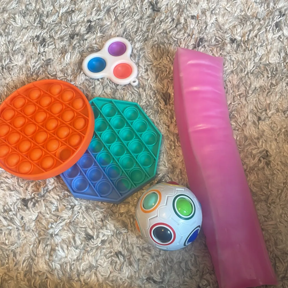 Säljer mina gamla fidget toys som är i bra skick, säljer enstaka om man så önskar men det är bara att höra av sig.😁. Asusteet.