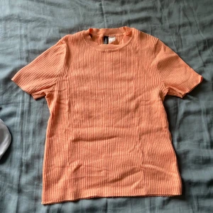Hm tröja ribbad - Bra skick använd fåtal gånger. Den är en blandning av rosa och orange i färgen.