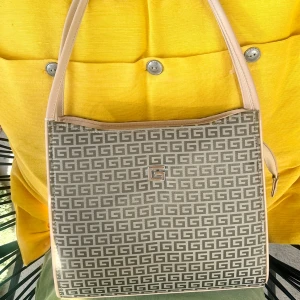 Superfin väska  - Säljer fina väska ,knappt använt ,superfin skick 😍