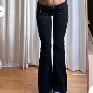 Low waist botcut svarta jeans❤️ - Vintage Mavi i Manchester matrial❤️ low waist botcut❤️storlek 37 i midjan och 79 innerben❤️(lånade bilder) köpta på plick men passade inte! Skriv om ni undrar något! 