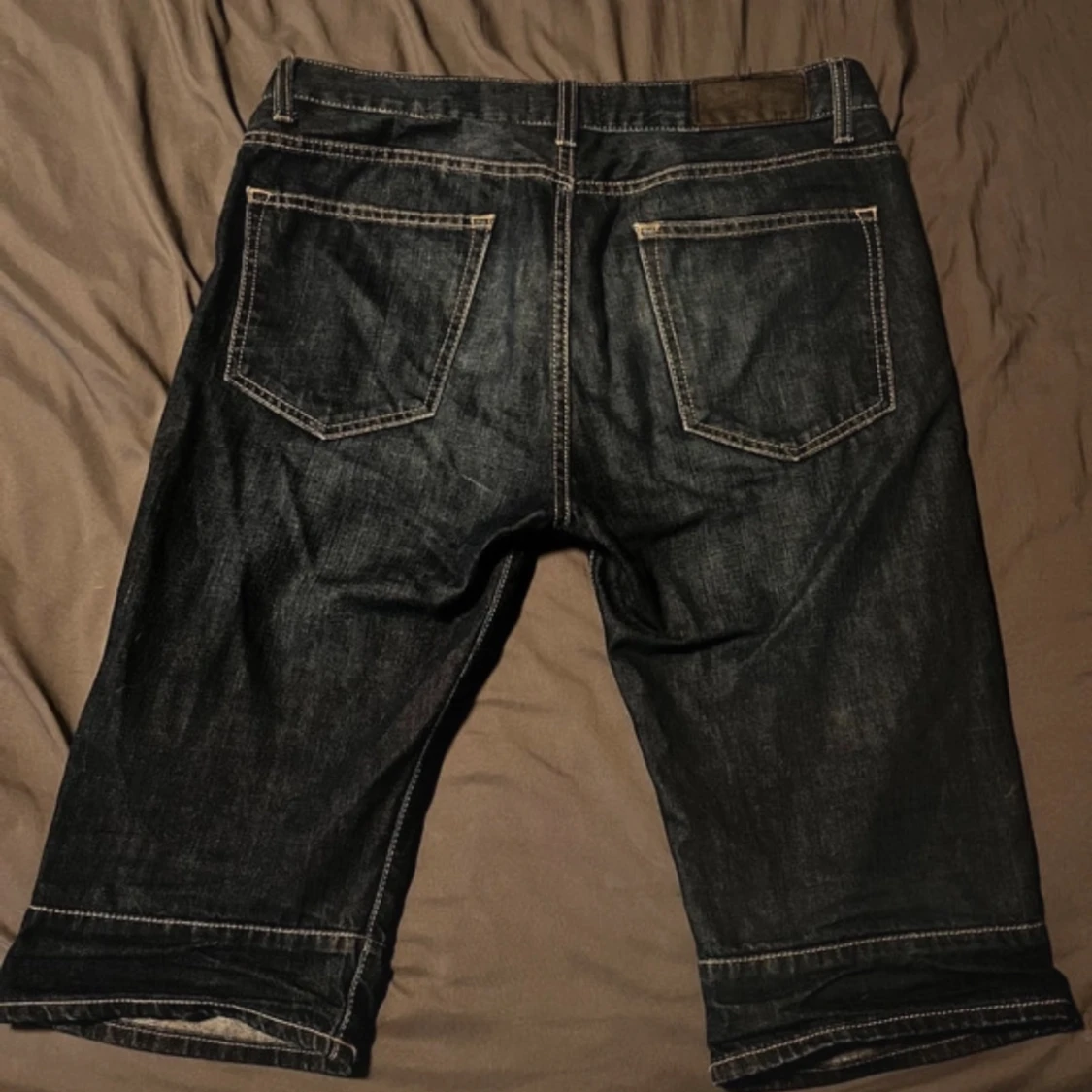 Mörkblå jeansshorts från Dressmann - 90