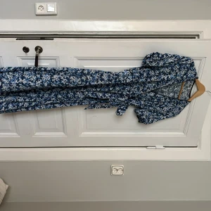 Omlottklänning från Tommy hilfiger - Blommig Omlottklänning strl 36, använd väldigt få gånger, fin skick