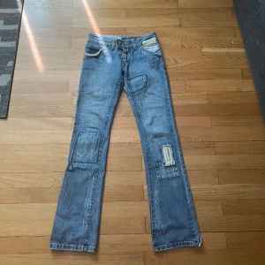 Unika jeans - Unika lågmidjade jeans från 2000-talet. De har jättefina detaljer! Skicket är bra 👍 Ena fickan är lite konstig, skriv privat om ni vill ha ner bilder/ information😊 Midjemåttet är 36cm rakt över och innerbensmåttet är 79cm. Passar XS och S❤️