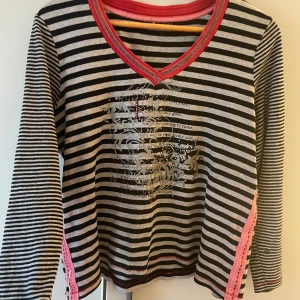 randig tröja me tryck!! - skit skön tröja med ingen lapp😪 