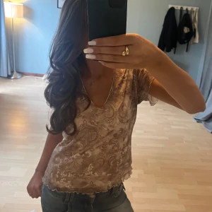 Cool topp - Säljer denna toppen då den inte kommer till användning! Står XL i tröjan men skulle säga att den sitter som en M💕