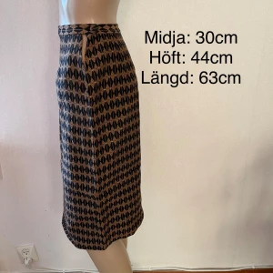 Kjol, guld svart rutig rockabilly, 50-tal, 60-tal, 70-tal, retro, vintage - Jag tycker det känns som att det saknas någon form av knäppning eller nå men det gör inte det. Skulle rekommendera att sy dit en hyska. Inget att anmärka på. 