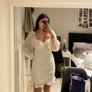 Studentklänning  - Säljer min studentklänning som jag köpte på Nelly. Den har använts en gång endast så den är i väldigt bra skick. Storlek 36