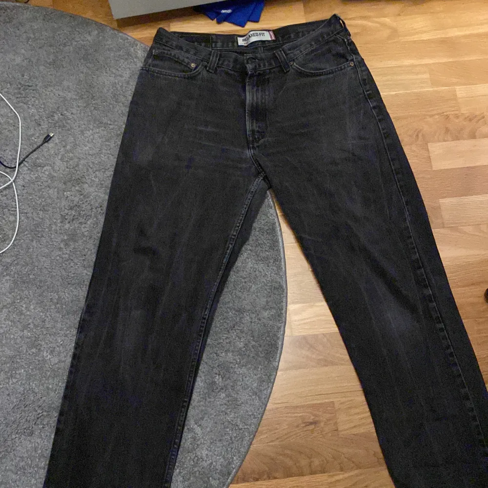 Säljer ett par svarta Levis 550 jeans i storlek W34 L32. De är i relaxed fit och har en klassisk design med fem fickor och dragkedja. Perfekta för en avslappnad stil!. Jeans & Byxor.