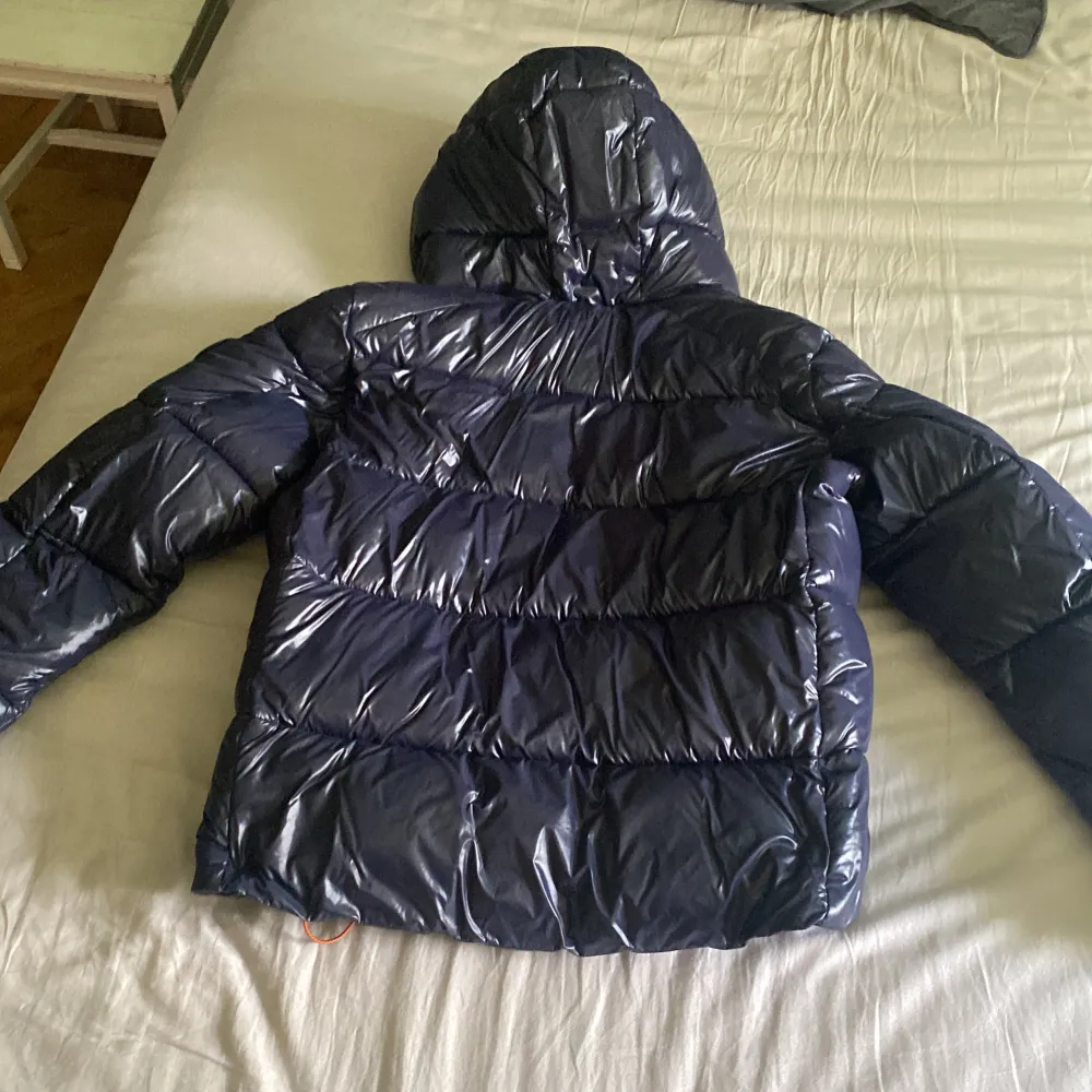 Säljer nu denna Moncler maya liknande save the duck jackan. Jackan har endast använts en sesong och är i väldigt bra skick. Nypris ca 4000kr, mitt pris 1800kr. . Jackor.