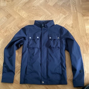 Blå jacka - Köpte denna snygga hacka på dressman förra året för 1250. Den är storlek S men passar på de som är 175-181 om du är på den smalare sidan. Jackan är i toppskick utan defekter.