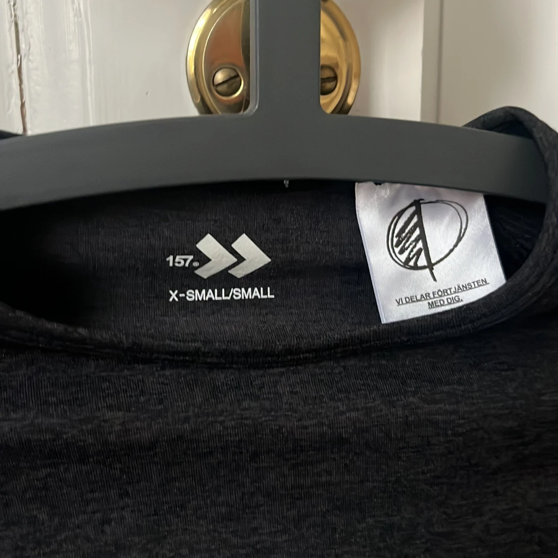 Svart croppad tröja från 157 - 90