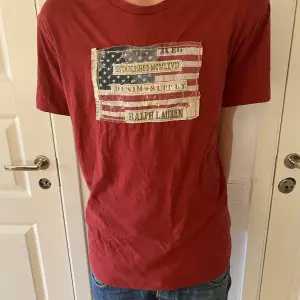 En otroligt fet T-shirt från märket Denim & Supply Ralph lauren. Storlek L. 8/10 skick. Pris går att diskutera.