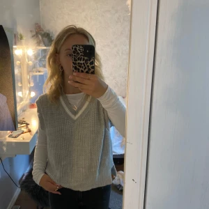 Väst - En jättefin väst som jag säljer för jag inte använder, helt ny och prislapp följer med, storlek S/M,  fint o ha till en blus under ❣️